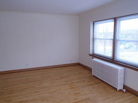 Floor plan for 2 beds, 1 bath, 596 sqft